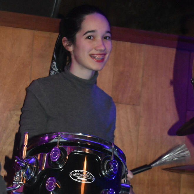 Yo en uno de los toques acústicos con la banda tocando la batería con escobillas.